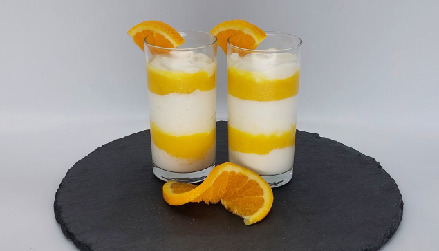 Vanillekwark met mango-sinaasappelsaus.png